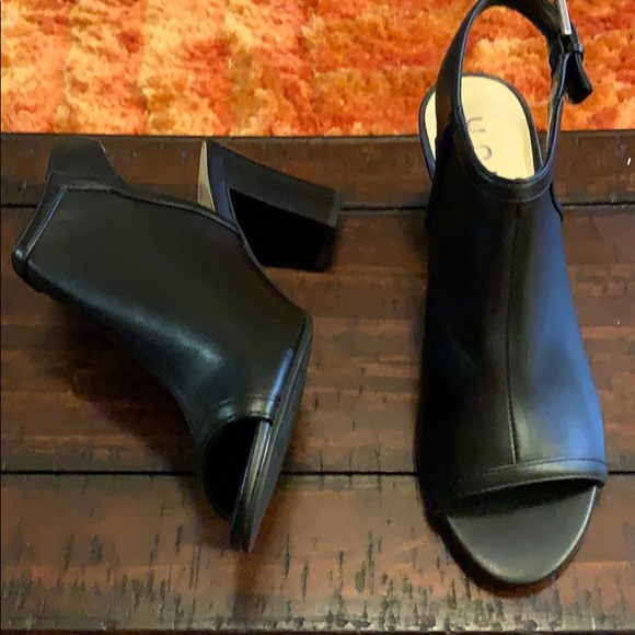 Black Open Toe Shoes - Picture 4 of 9